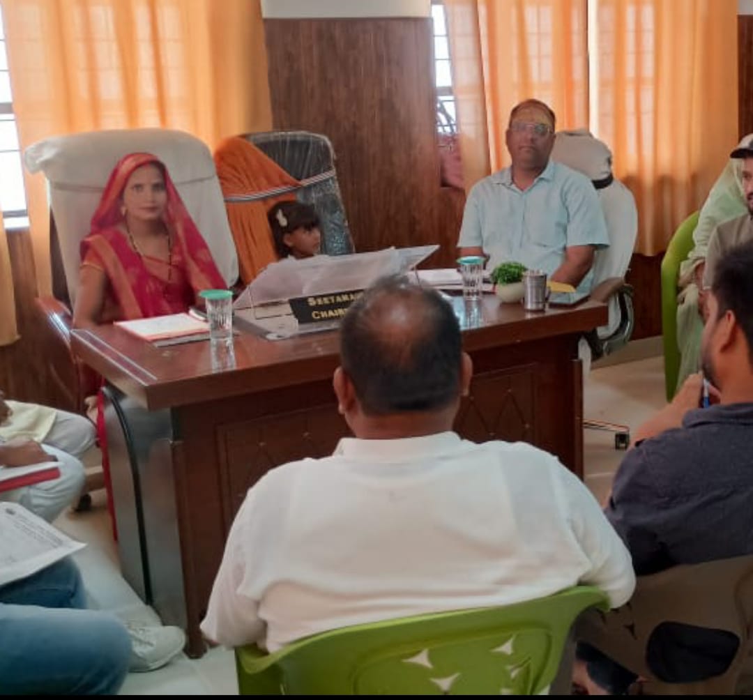 नगर पंचायत बोर्ड की बैठक में ईओ के कुर्सी पर बैठी रही छोटी बच्ची