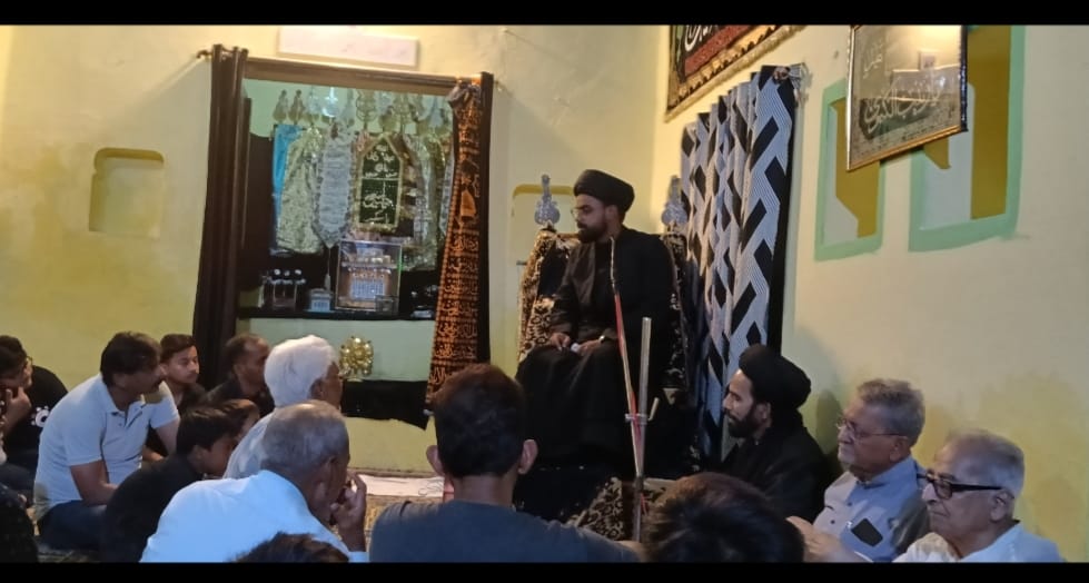 मजलिसों में शामिल हुए लोग, रोते हुए इमाम हुसैन के प्रति अपनी श्रद्धांजलि अर्पित किया*