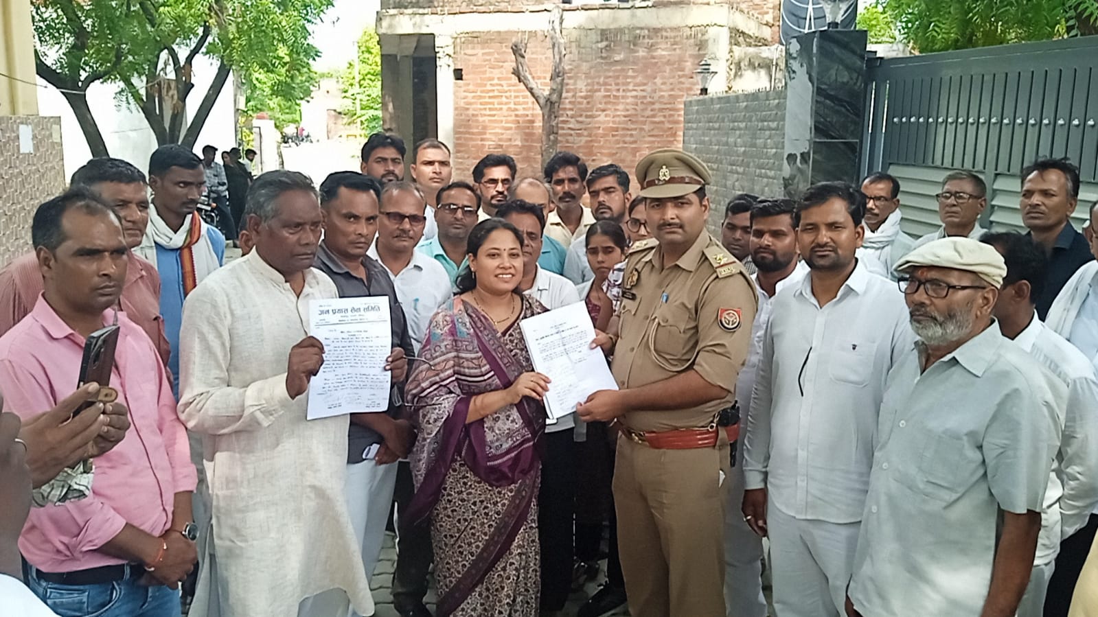 भारी काफिले के साथ ज्ञापन देने जा रहीं डॉ सरस्वती पाल हाउस अरेस्ट