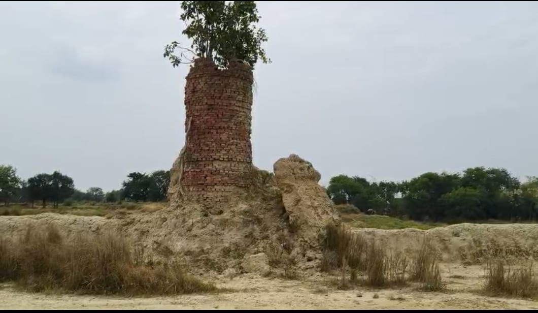 खनन माफिया की करतूत: मिट्टी इतनी उठाई कि कुआं जमीन से 20 फीट ऊपर झूलने लगा