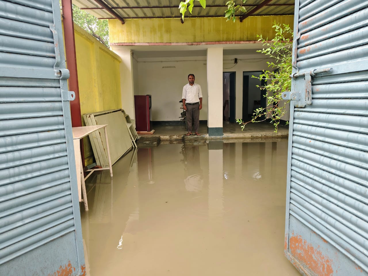 प्राथमिक स्वास्थ्य केंद्र सोंधी में बारिश से प्रसव कक्ष के सामने जलभराव, गर्भवती महिलाएं परेशान, प्रभारी का आवास भी डूबा