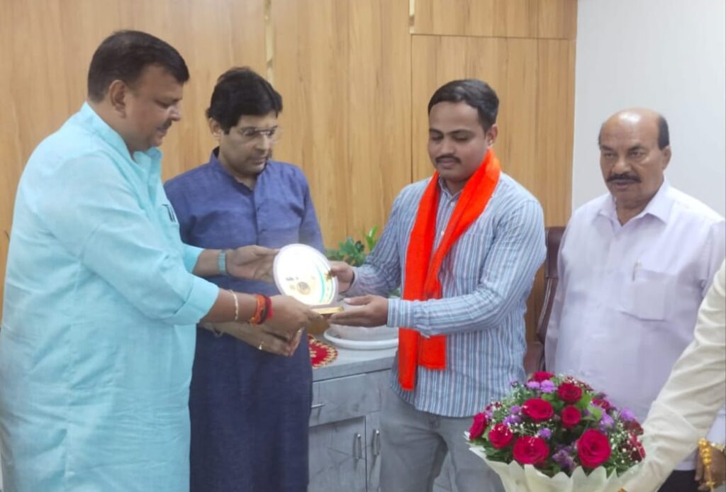 विधायक संजय उपाध्याय ने किया कर्तव्यनिष्ठ पुलिसकर्मियों का सम्मान