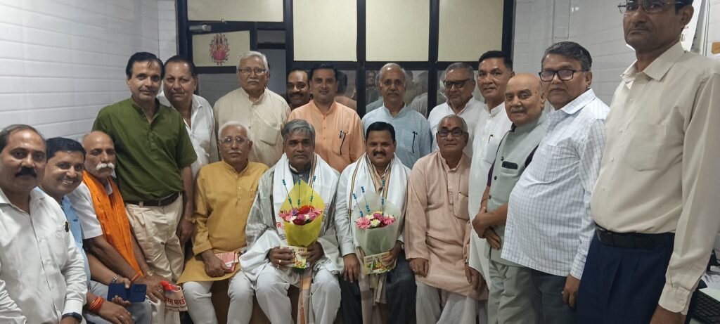 भोर भ्रमण परिवार ने किया दो सेवानिवृत शिक्षकों का सम्मान