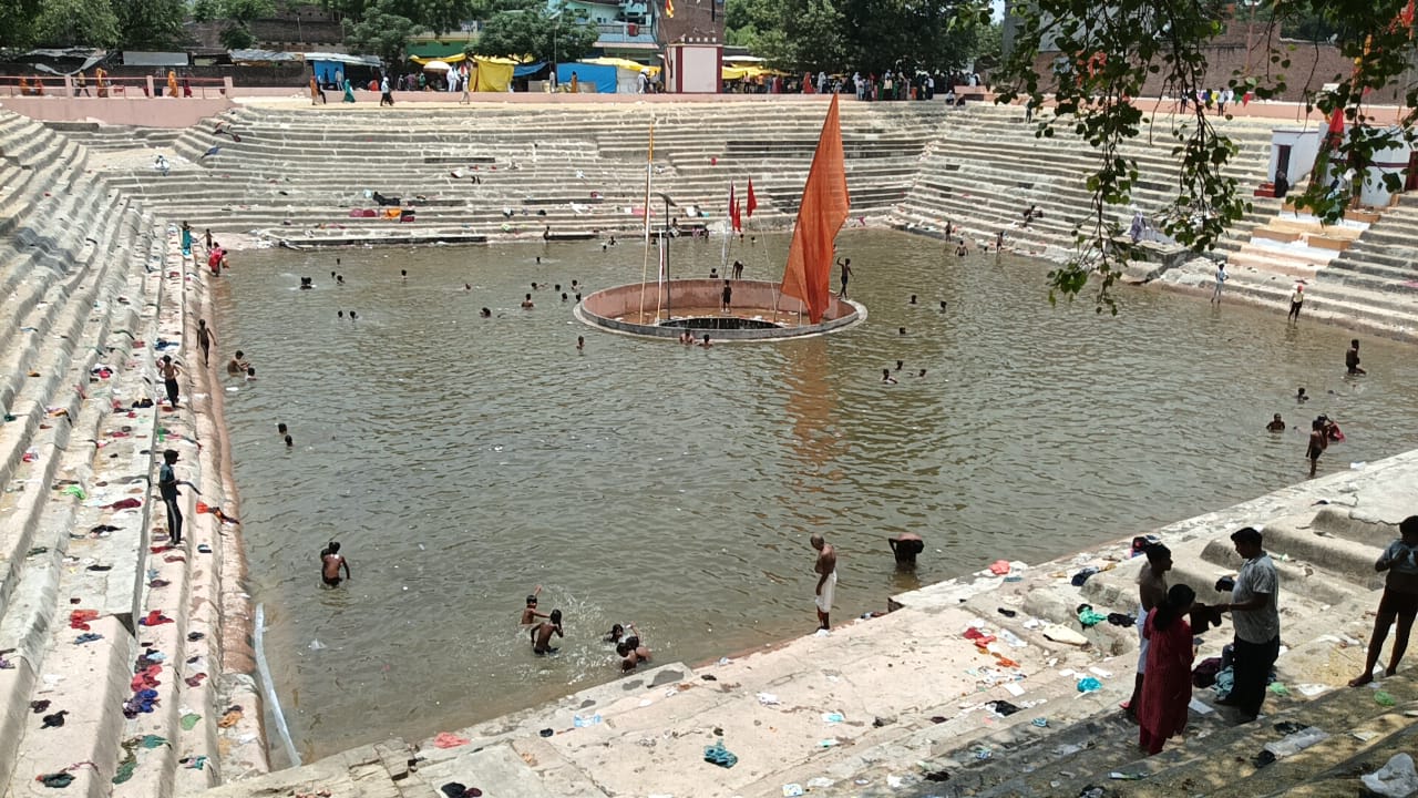 गंगा दशहरा पावन पर्व पर राउर बाबा मेले में उमड़ी श्रद्धालुओं की भारी भीड़, भक्तों ने दर्शन कर टेका मत्था सुरक्षा हेतु भारी संख्या में तैनात हुए पुलिस-पीएसी के जवान