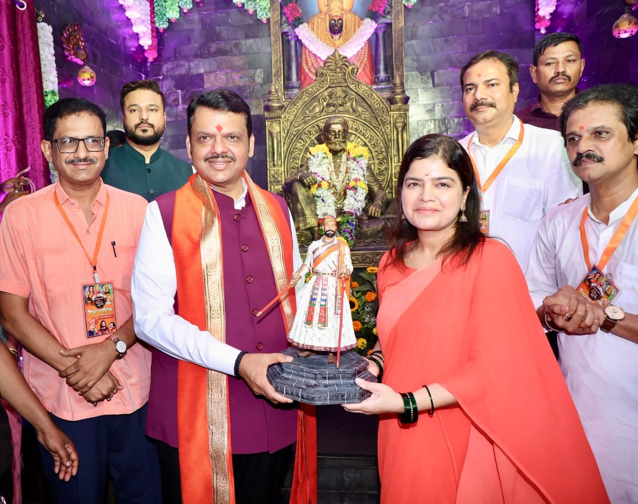 शिवराज्याभिषेक दिवस पर देवेंद्र फडणवीस ने की महाआरती
