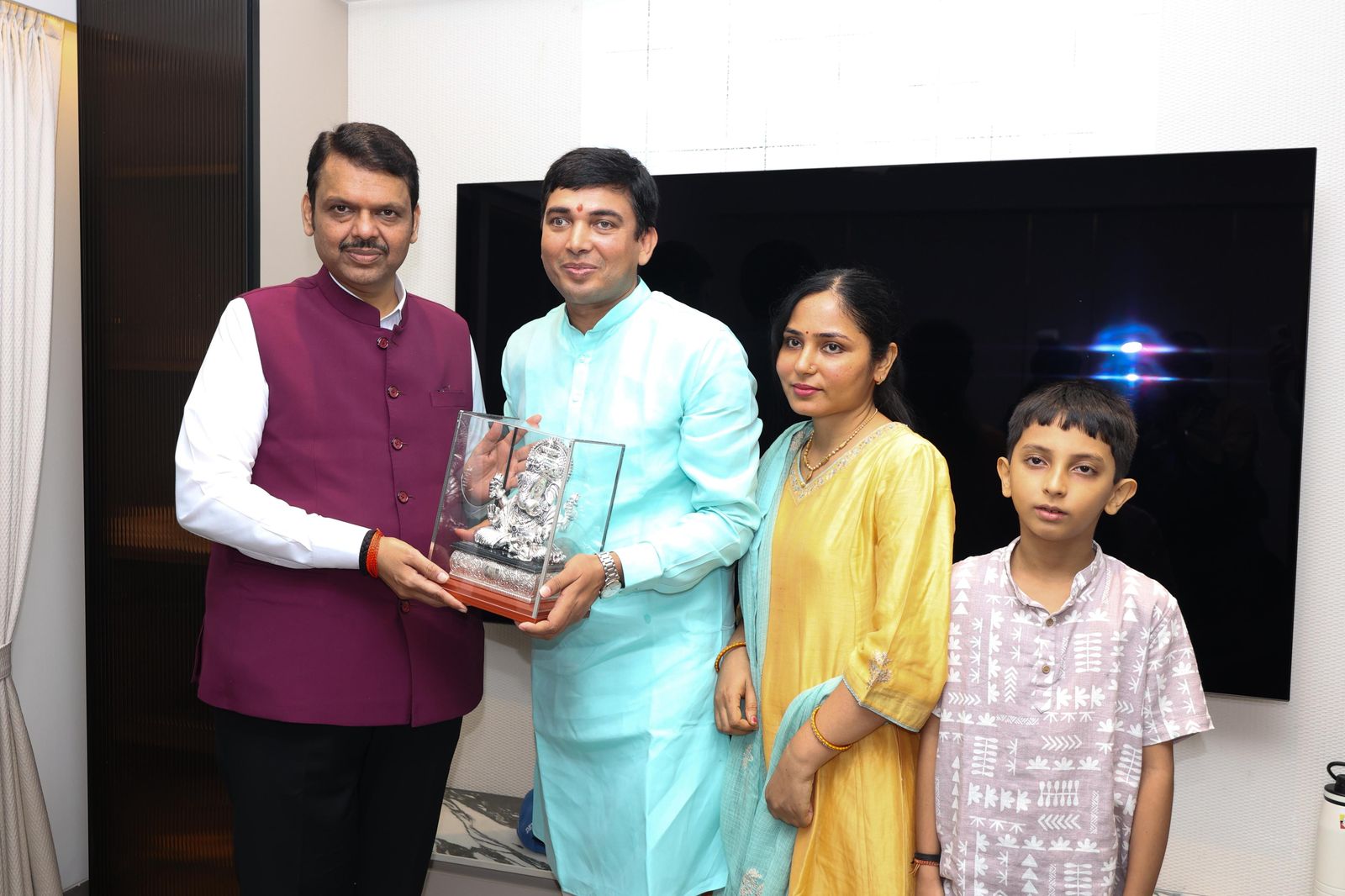 घर पर आए मुख्यमंत्री देवेंद्र फडणवीस का आचार्य पवन त्रिपाठी ने किया सम्मान