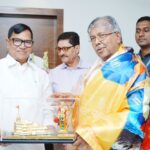 उच्च शिक्षा मंत्री चंद्रकांत पाटील का कृपाशंकर सिंह ने किया सम्मान