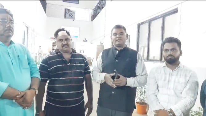 हुक्का पार्लर के चलते युवाओं का जीवन बर्बाद नहीं होने देंगे : विवेक उपाध्याय