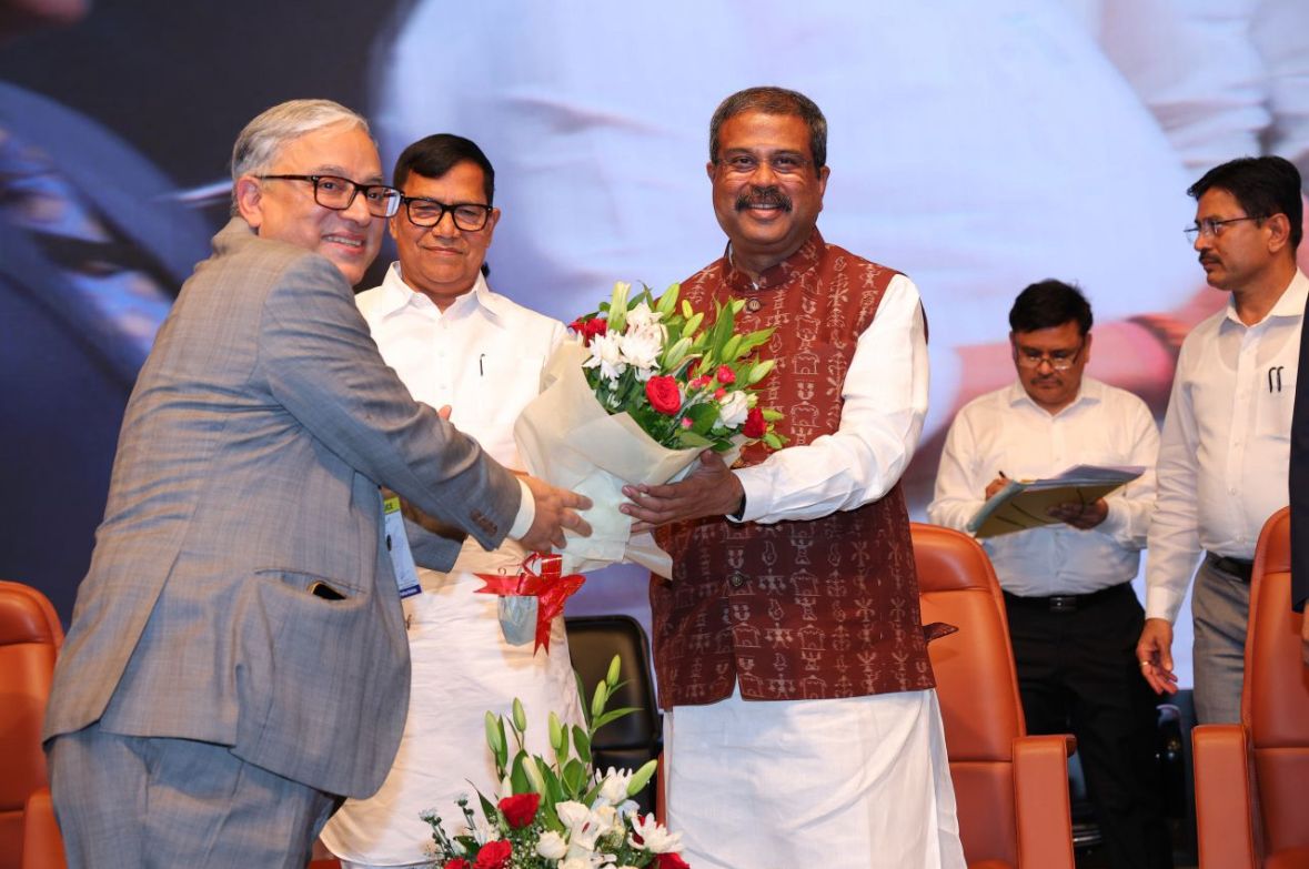 केंद्रीय शिक्षामंत्री और मुख्यमंत्री के साथ उद्घाटन समारोह में शामिल हुए कृपाशंकर सिंह