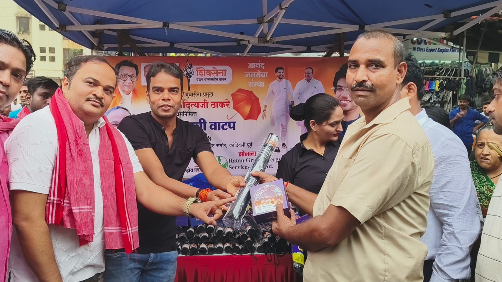 आदित्य ठाकरे के जन्मदिन पर आनंद दुबे द्वारा 500 जरूरतमंदों को छतरी वितरित