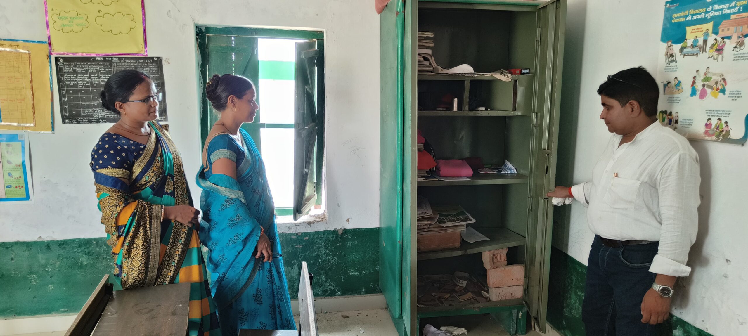 जौनपुर में प्राइमरी स्कूल में चोरी, बच्चों की खेल सामग्री और बर्तन के साथ अभिलेख पर किया चोरों ने हाथ साफ