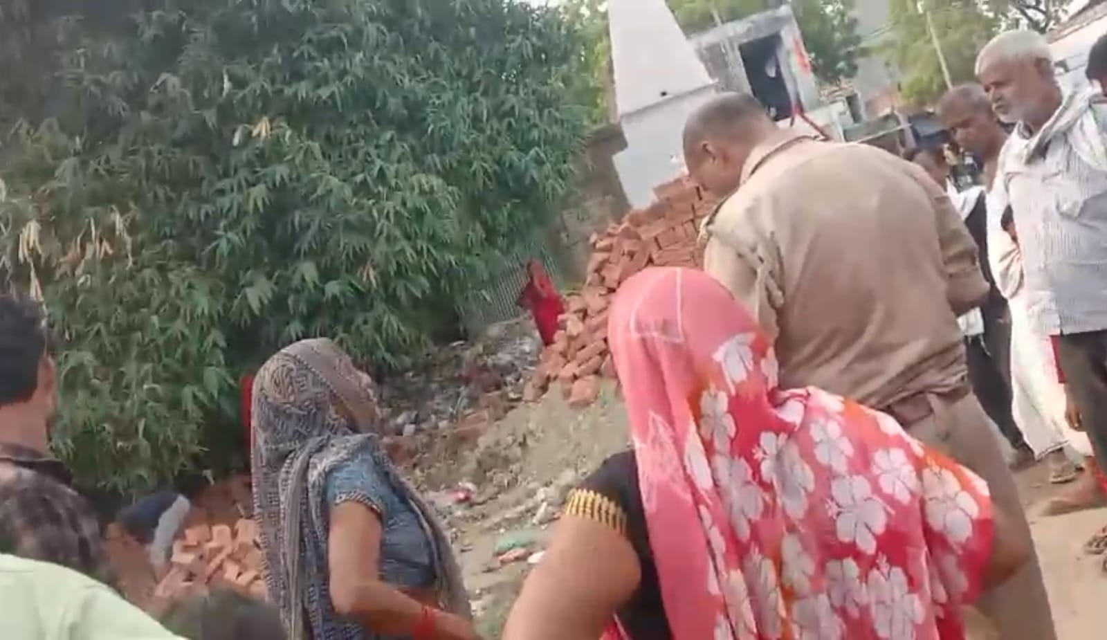 जौनपुर में जमीन विवाद में दरोगा पर आरोप का , वीडियो वायरल पर पुलिस अधीक्षक ने दरोगा को किया लाइन हाजिर फिर निलंबन 