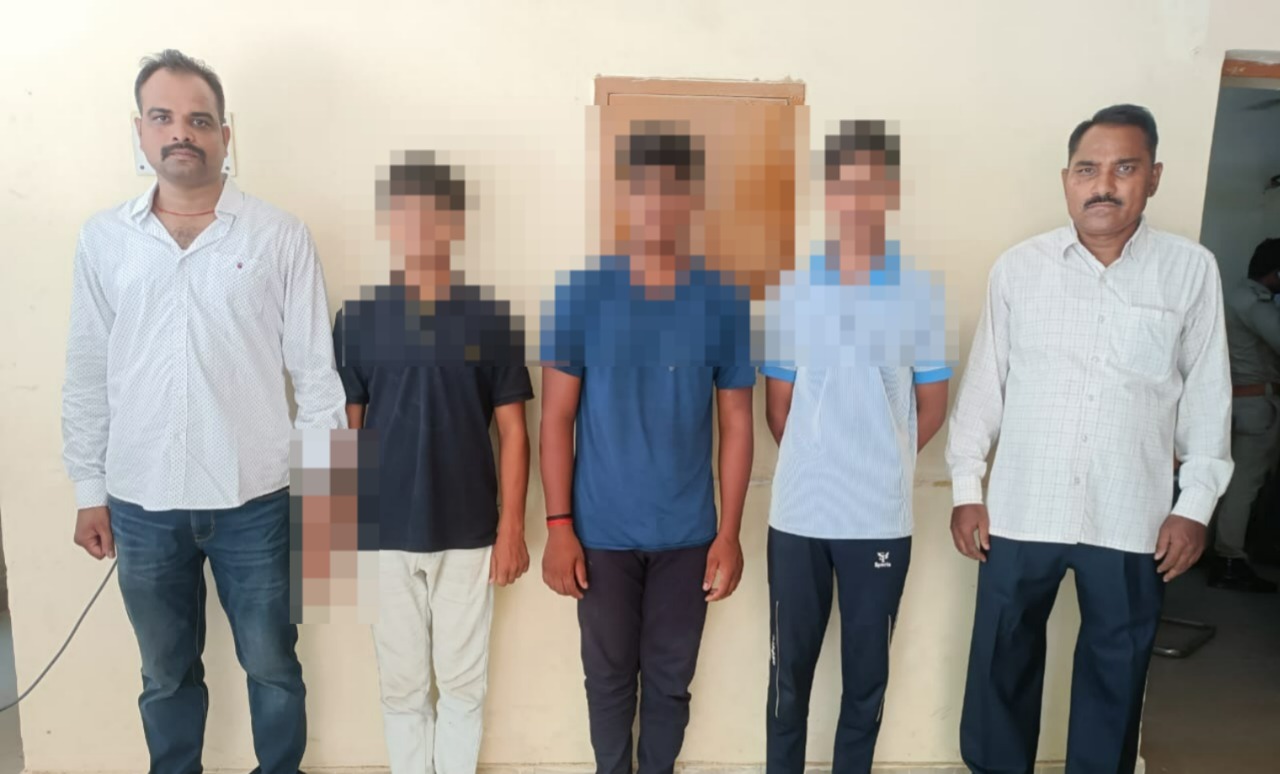 जौनपुर ने खुटहन पुलिस द्वारा झपटा मारकर मोबाइल लेकर भाग जाने से सम्बन्धित 3 बाल अपचारी को किया गया गिरफ्तार 