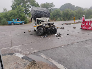 टेलर से पिकअप वैन में हुई जबरदस्त टक्कर, ड्राइबर गम्भीर रूप से घायल