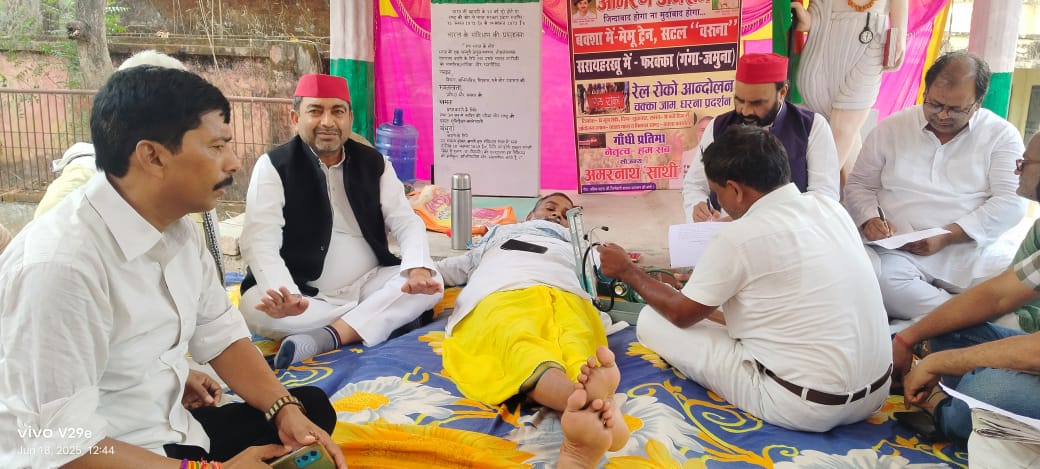 बक्शा और सरायहरखू स्टेशन पर ट्रेनों के ठहराव की मांग तेज, सपा जिलाध्यक्ष राकेश मौर्य ने दिलाया भरोसा