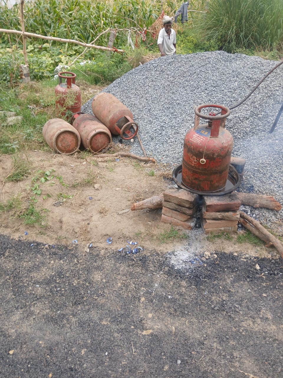 सड़क निर्माण के नाम पर दिन दहाड़े डकैती