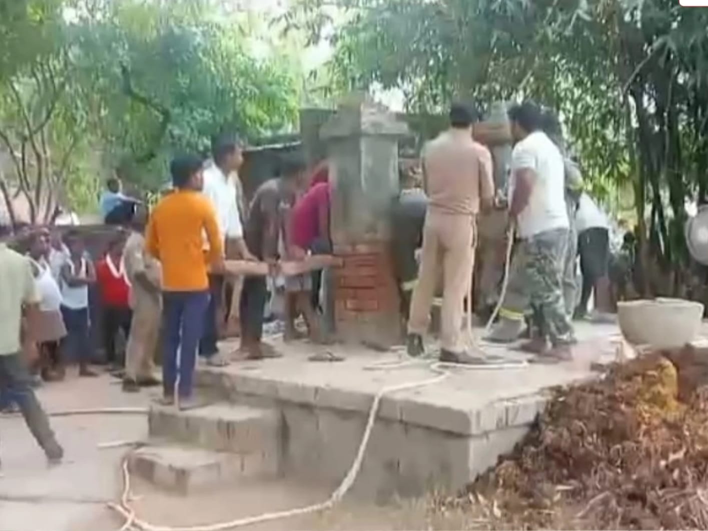 जौनपुर में पारिवारिक विवाद में मंद बुद्धि युवक कुएं में कूदा 