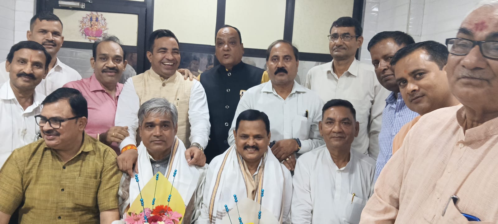 भोर भ्रमण परिवार ने किया दो सेवानिवृत शिक्षकों का सम्मान