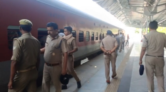 तीन घंटे तक रुकी रही ट्रेन! काशी एक्सप्रेस में बम की अफवाह से मचा हड़कंप, 