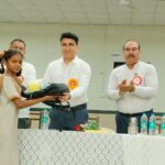 शैक्षणिक सामग्री पाकर खिल उठे विद्यार्थियों के चेहरे