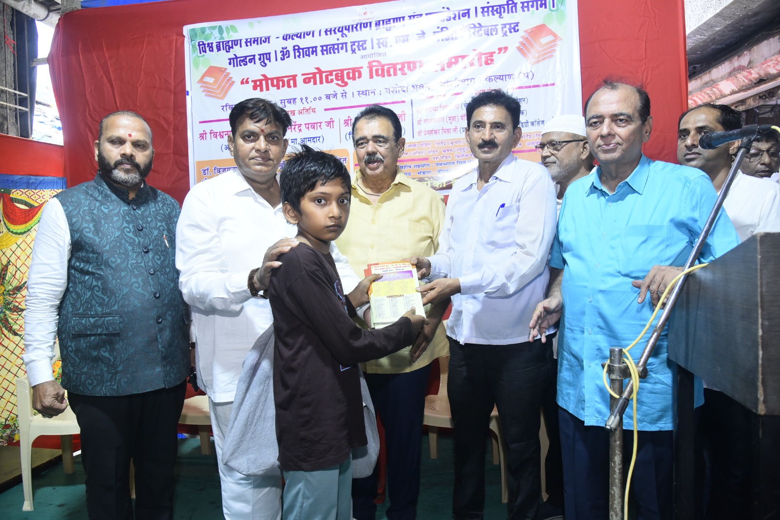 कल्याण में जरूरतमंद विद्यार्थियों को मुफ्त नोटबुक वितरित