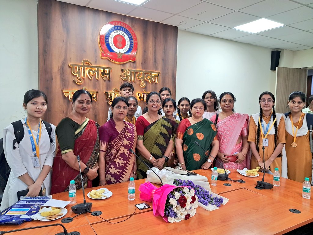 भोपाल पुलिस कमिश्नरेट में आयोजित स्कूल टापर्स सम्मान समारोह