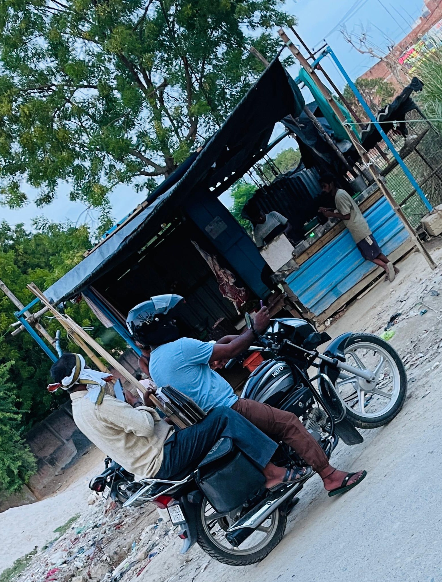 शीतला धाम मंदिर के 500 मीटर क्षेत्र में मांस-मछली और शराब की बिक्री, सरकार और प्रशासन चुप