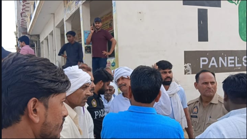 योगी राज में भी नहीं थमी दबंगई: एटा में दलित की पैतृक भूमि पर पूर्व चेयरमैन जबरन करा रहे कब्जा, यादव माफियाओं का कहर जारी, पीड़ित ने मुख्यमंत्री से लगाई न्याय की गुहार