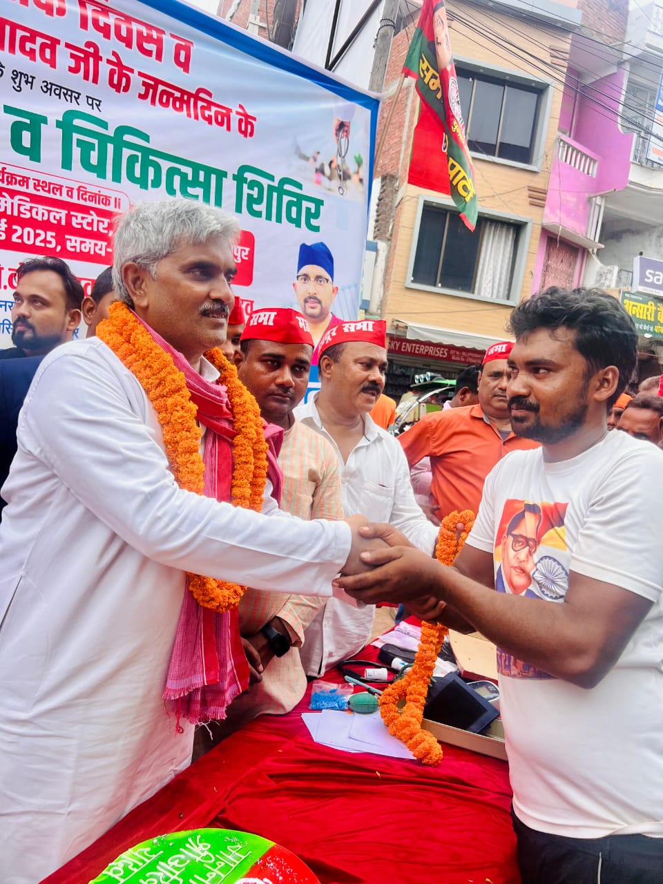 जौनपुर में सपा अध्यक्ष अखिलेश यादव के जन्मदिन पर मजदूरों का जीवन बचाने का लिया संकल्प 