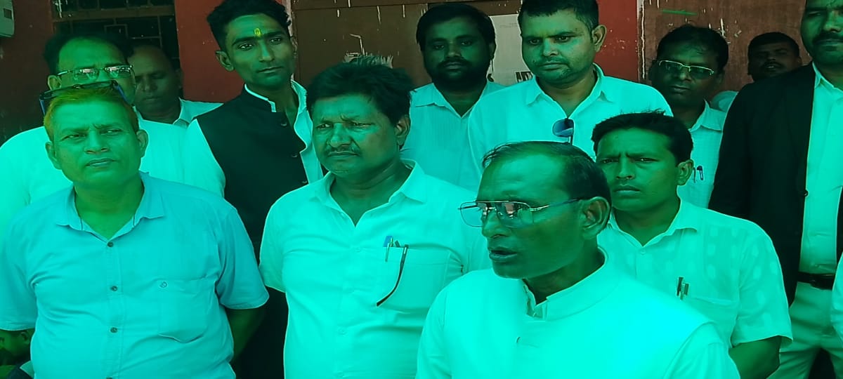 वकीलों ने नारेबाजी कर किया प्रदर्शन