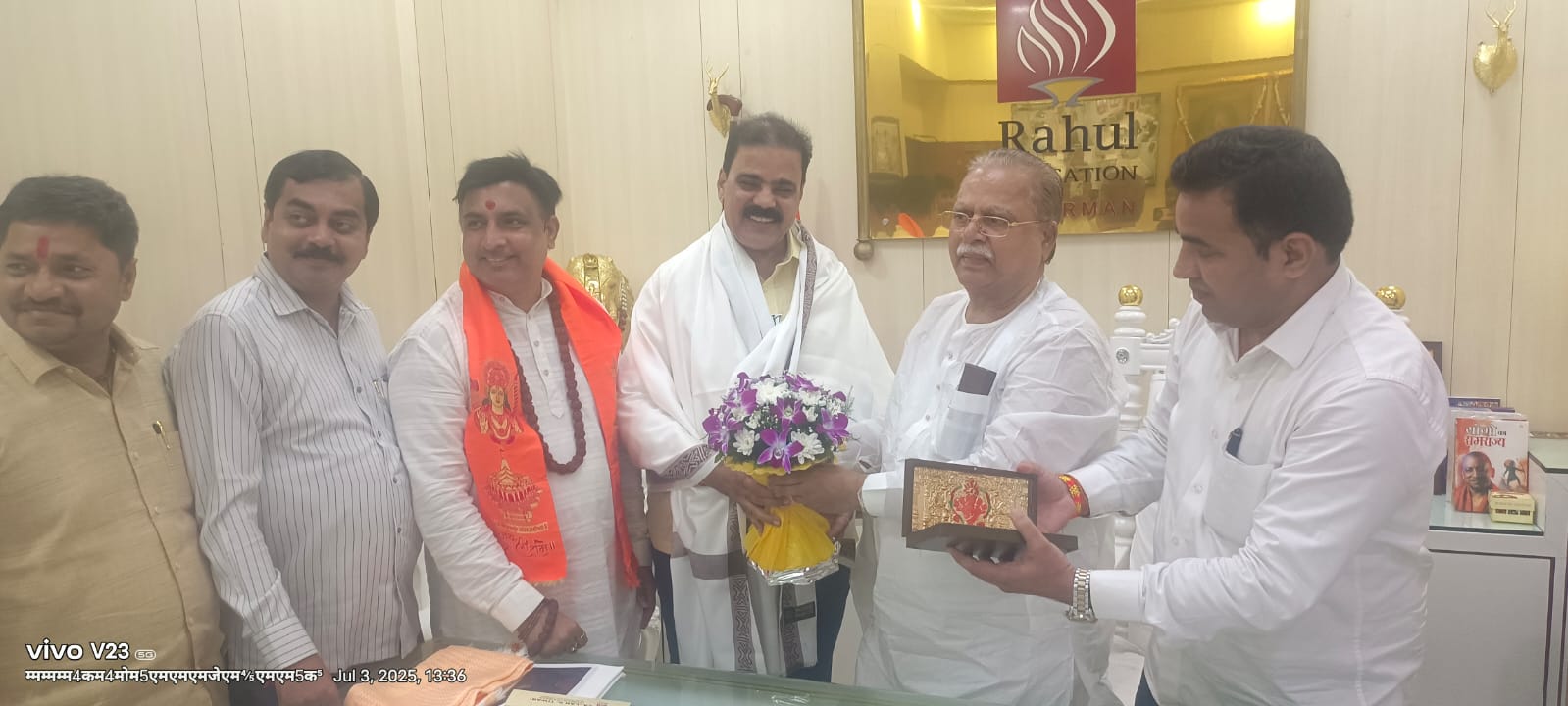 जिलाध्यक्ष बनने के बाद दिलीप जैन ने लिया लल्लन तिवारी का आशीर्वाद