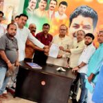 परिषदीय विद्यालयों के मर्जर के विरोध में शिक्षक संघ ने सौंपा ज्ञापन            