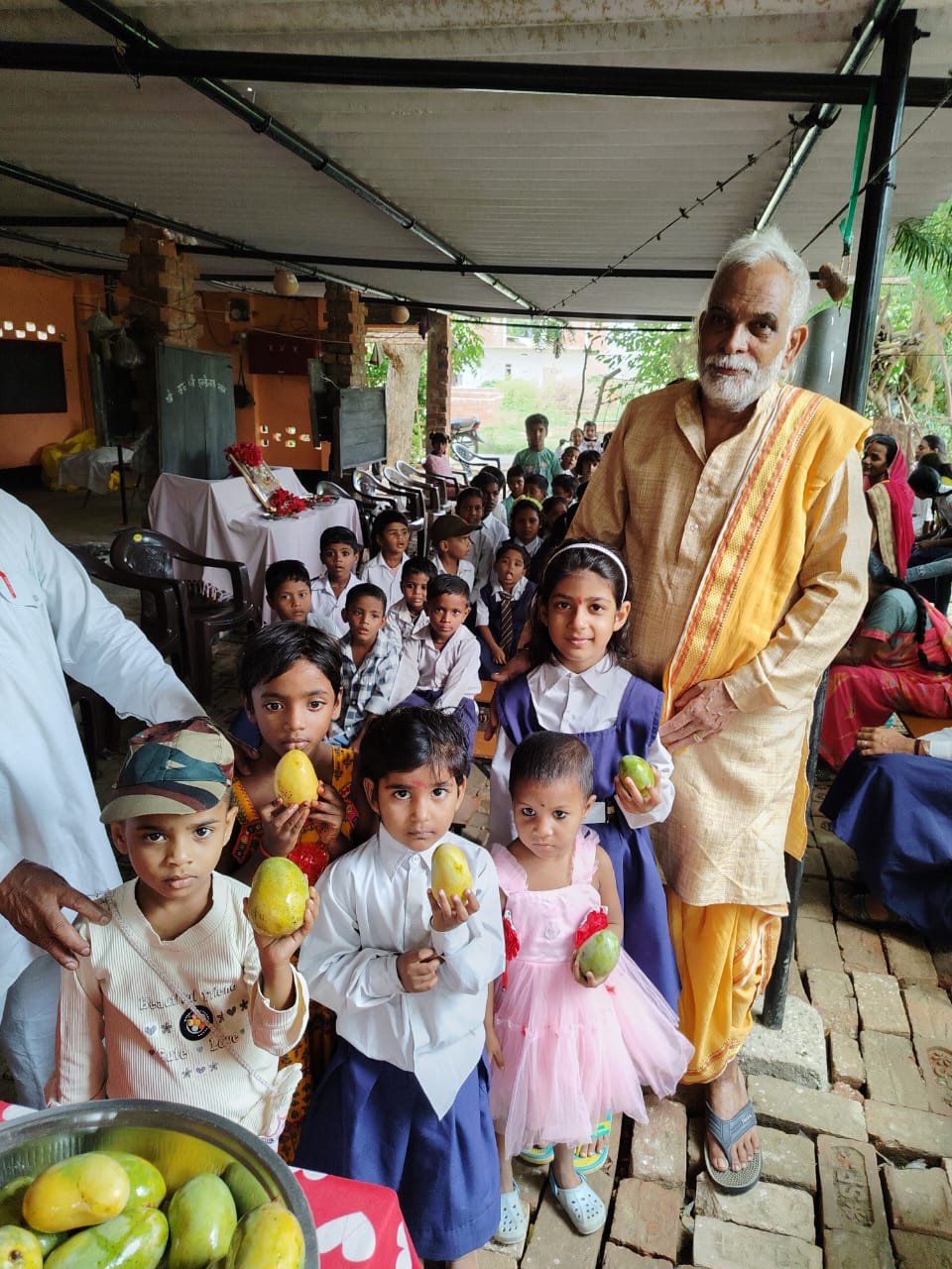 ट्रस्ट के द्वारा गुरु पूर्णिमा के अवसर पर जरूरत मंदो की गई मदद,पूजा अर्चना के बाद बांटा गया प्रसाद