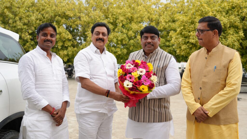 सुल्तानपुर में श्री विश्वनाथ पी.जी. कॉलेज में राष्ट्रीय स्वयंसेवक संघ द्वारा गुरु दक्षिणा समारोह का आयोजन