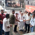 विठ्ठलभक्त यात्रियों को मनपा द्वारा मेडिकल किट वितरित