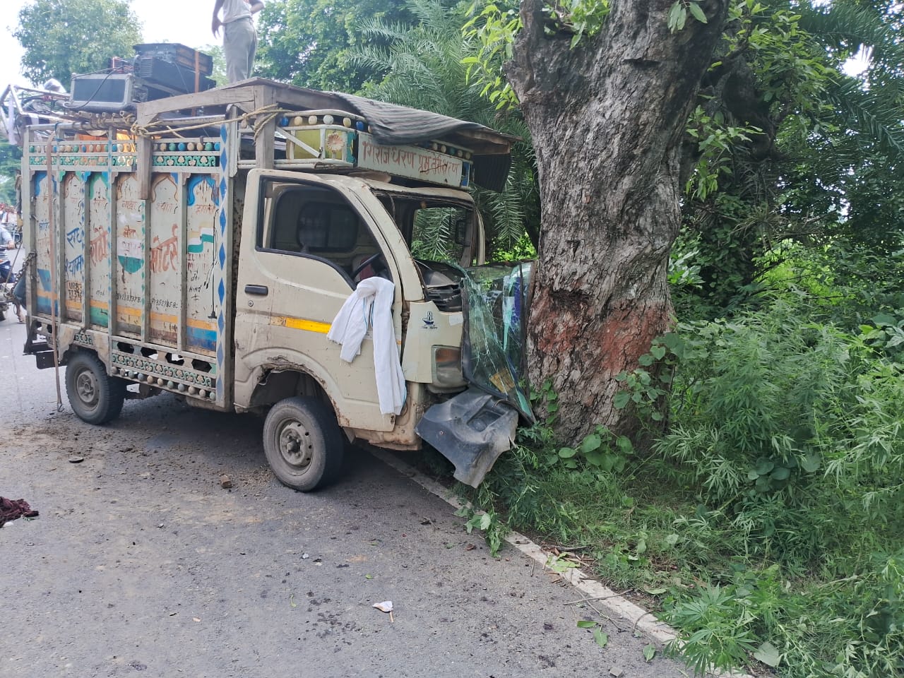 नाचते गाते कांवड लेने जा रहे कावंड़ियों का टैंपू टायर फटने से पेड़ से टकराया राजस्थान के सात घायल, चार की हालत गंभीर