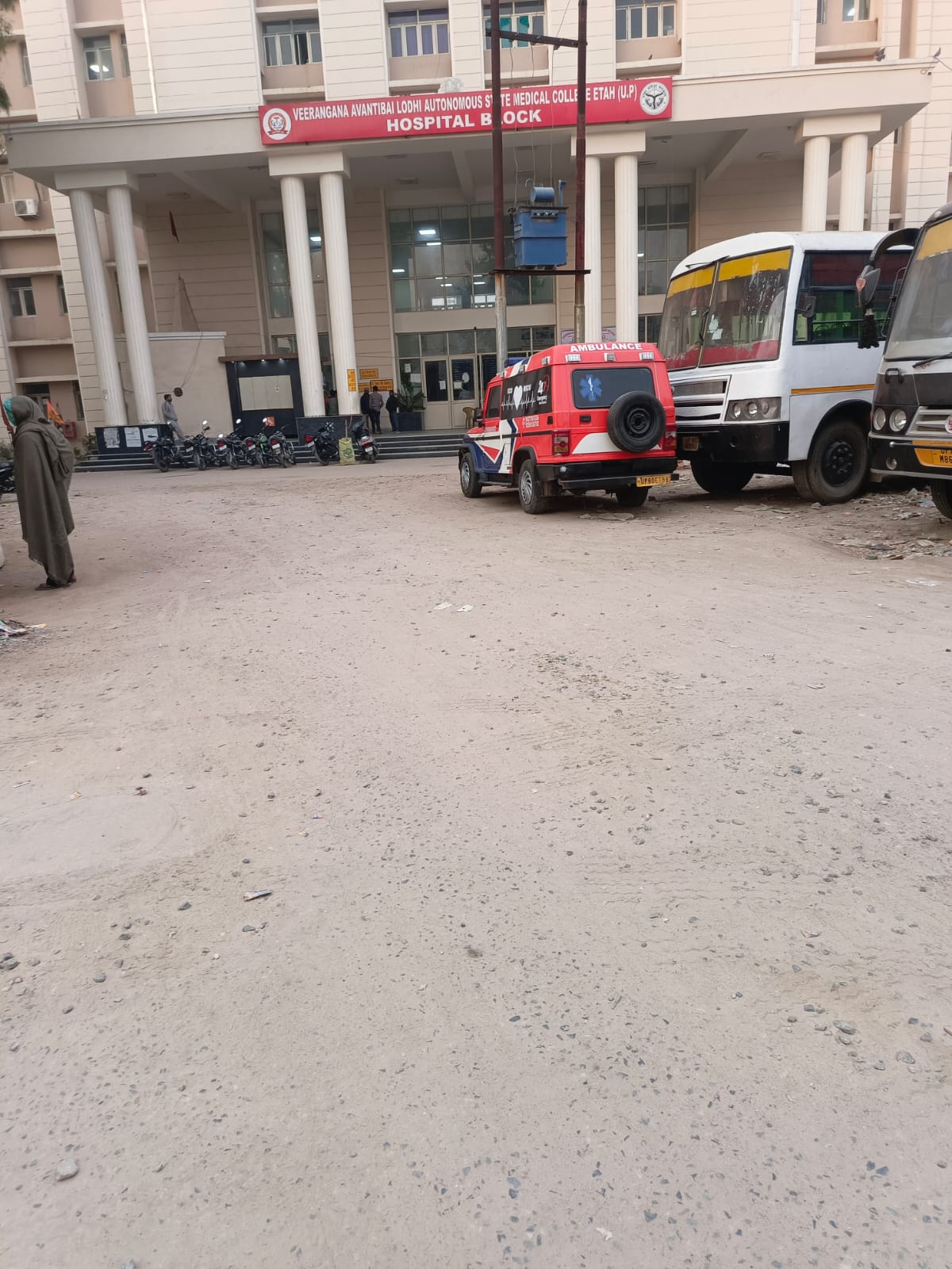 एटा में "सरकारी मैडिकल स्वास्थ्य सेवाओं की शर्मनाक तस्वीर: एटा मेडिकल कॉलेज के गेट पर प्रसूता ने कार में दिया बच्चे को जन्म"