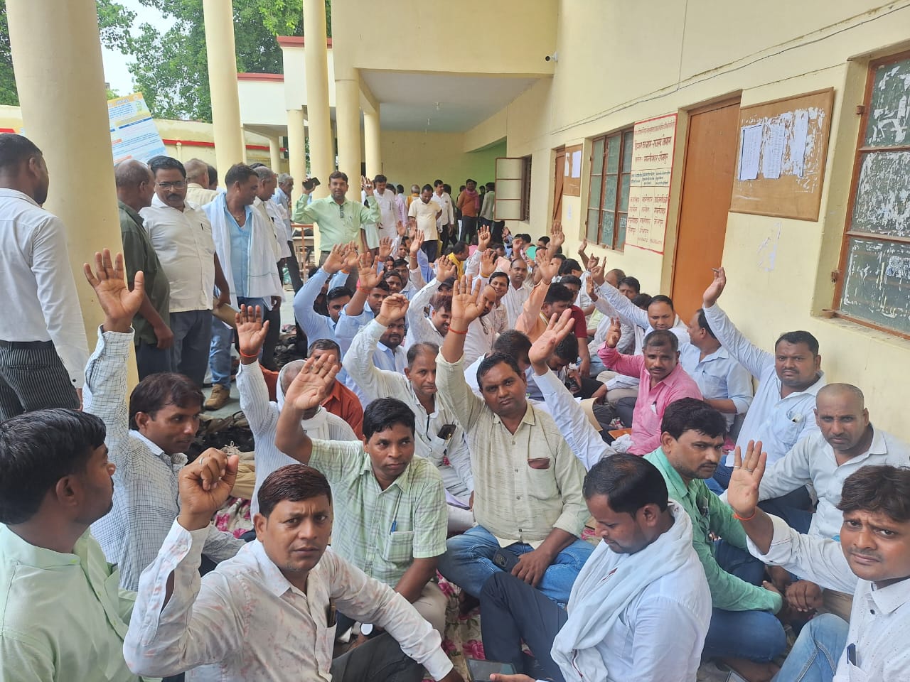 हापुड़ जनपद में साथी के उत्पीड़न के विरोध में लेखपालों का धरना प्रदर्शन: