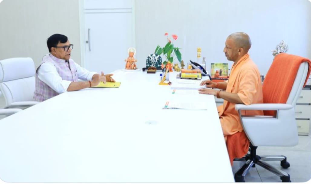 सीएम योगी से मिले कृपाशंकर, किसानों की आय दुगना करेगा सरकारी हार्वेस्टर