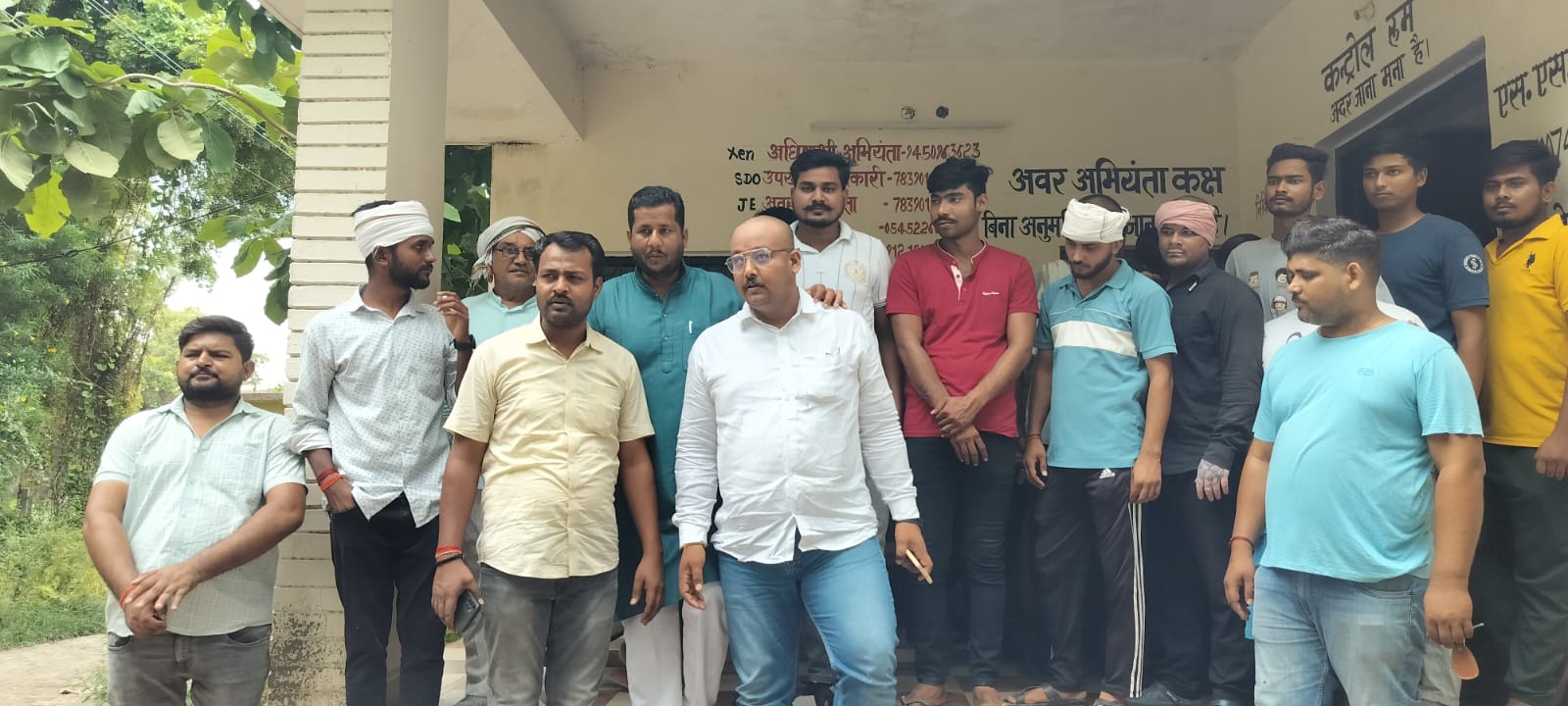 रामपुर फीडर में बिजली कटौती को लेकर ग्रामीणों ने किया धरना प्रदर्शन