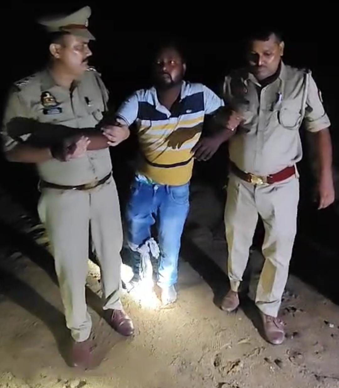 गौ-तस्करी के वांछित अभियुक्त के साथ पुलिस मुठभेड़ – घायल अवस्था में गिरफ्तार, असलहा बरामद