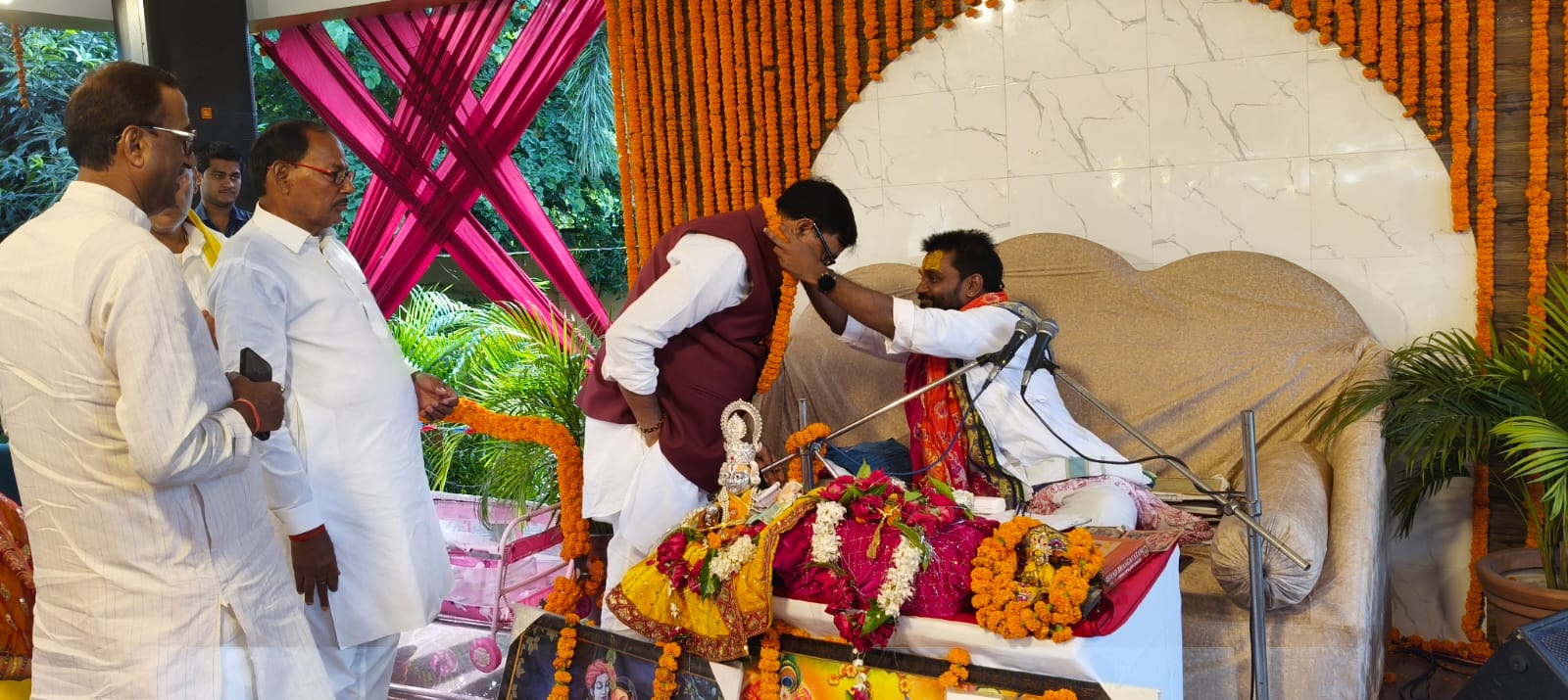 बाबा कुंज में आयोजित श्रीमद भागवत कथा में पहुंचे कृपाशंकर सिंह