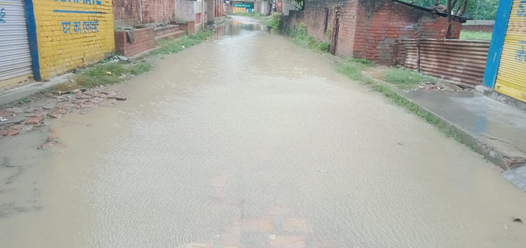 बारिश से बंधवा-भटहर प्रधानमंत्री ग्राम सड़क पर जलजमाव