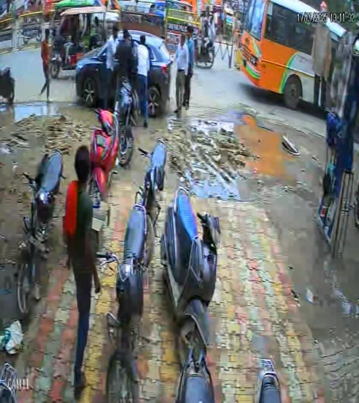 एटा: बस स्टैंड पर दिनदहाड़े युवक के अपहरण और मारपीट की घटना, CCTV फुटेज वायरल