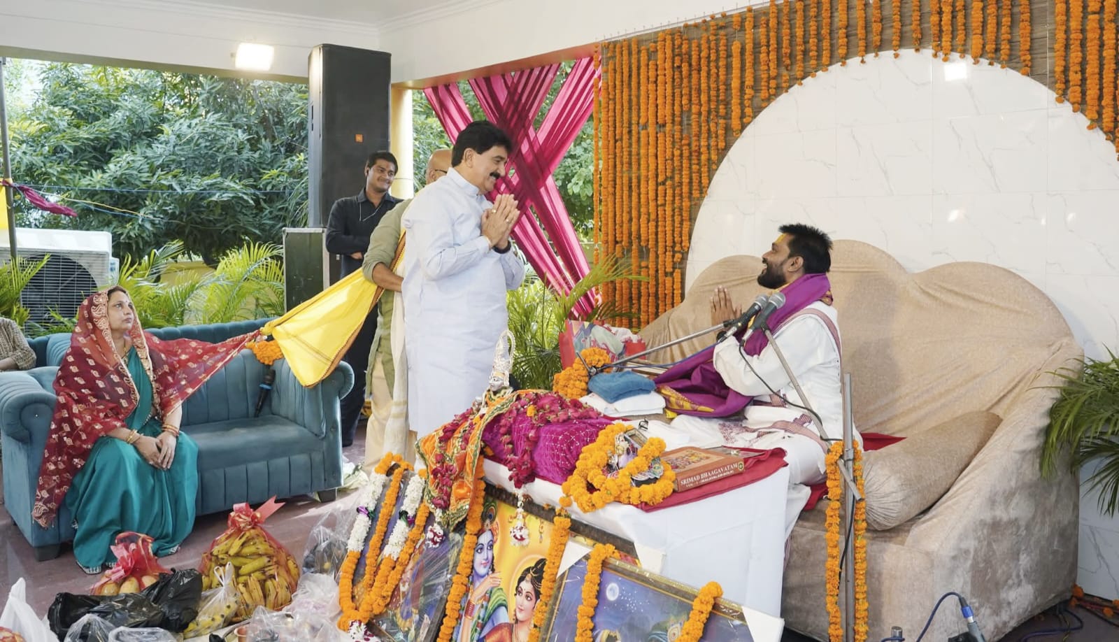 वरिष्ठ समाजसेवी ज्ञान प्रकाश सिंह ने बाबा कुंज पहुंचकर लिया आशीर्वाद