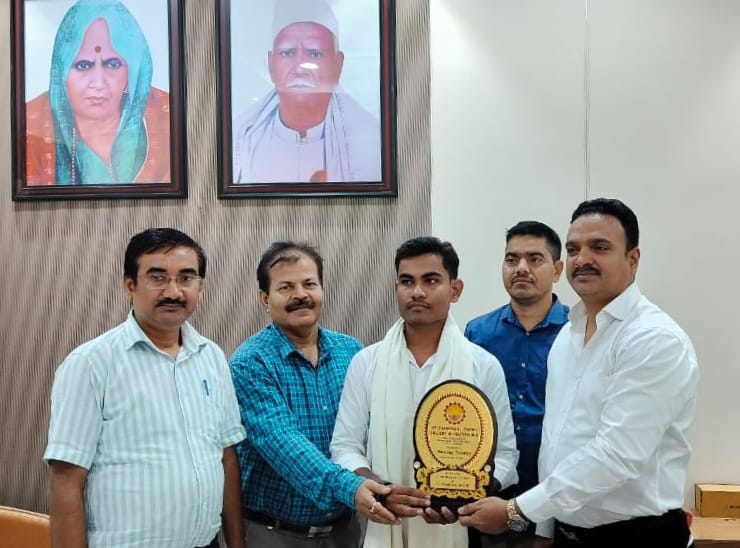 राहुल तिवारी ने किया यूपी में नाम रोशन करने वाले अनुराग पांडे का सम्मान