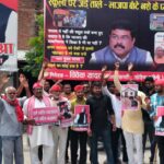 स्कूलों के विलय के विरोध में सपा कार्यकर्ताओं ने किया प्रदर्शन