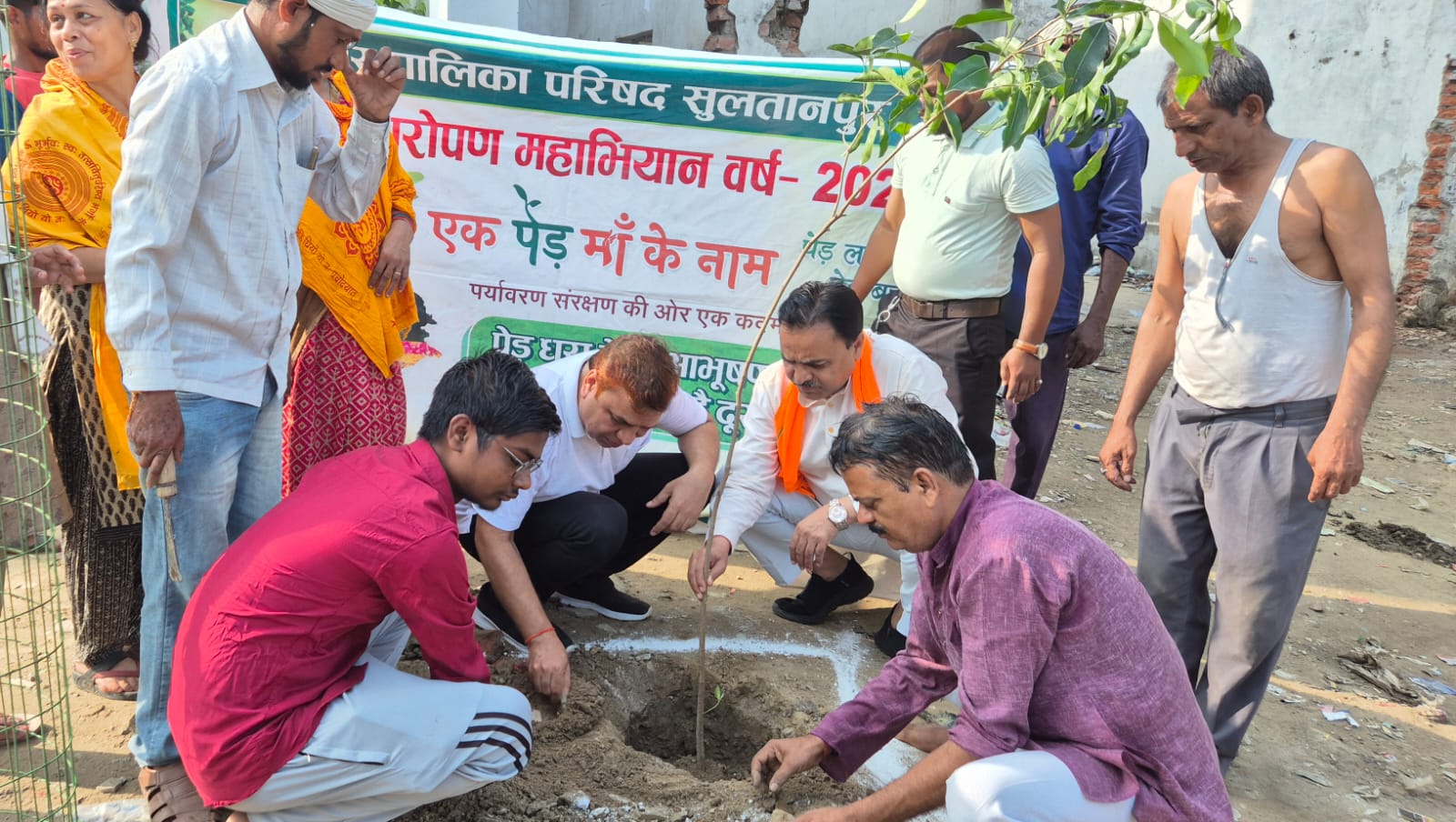 एक पेड़ माॅं के नाम‘‘ वृहद् वृक्षारोपण का चलाया जा रहा महाअभियान*