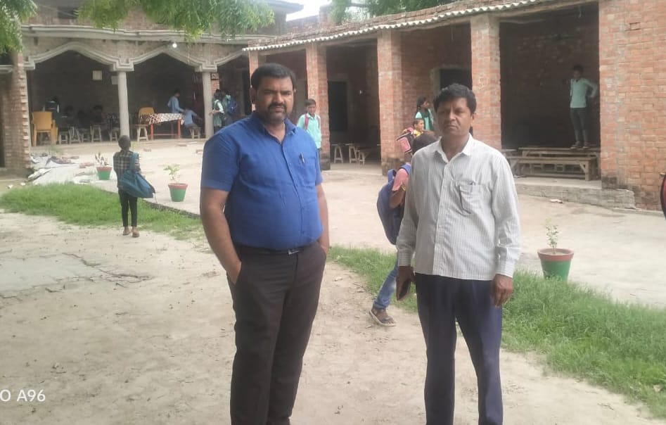 बिना मान्यता के चल रहे दो विद्यालयों को बीईओ ने कराया बंद।