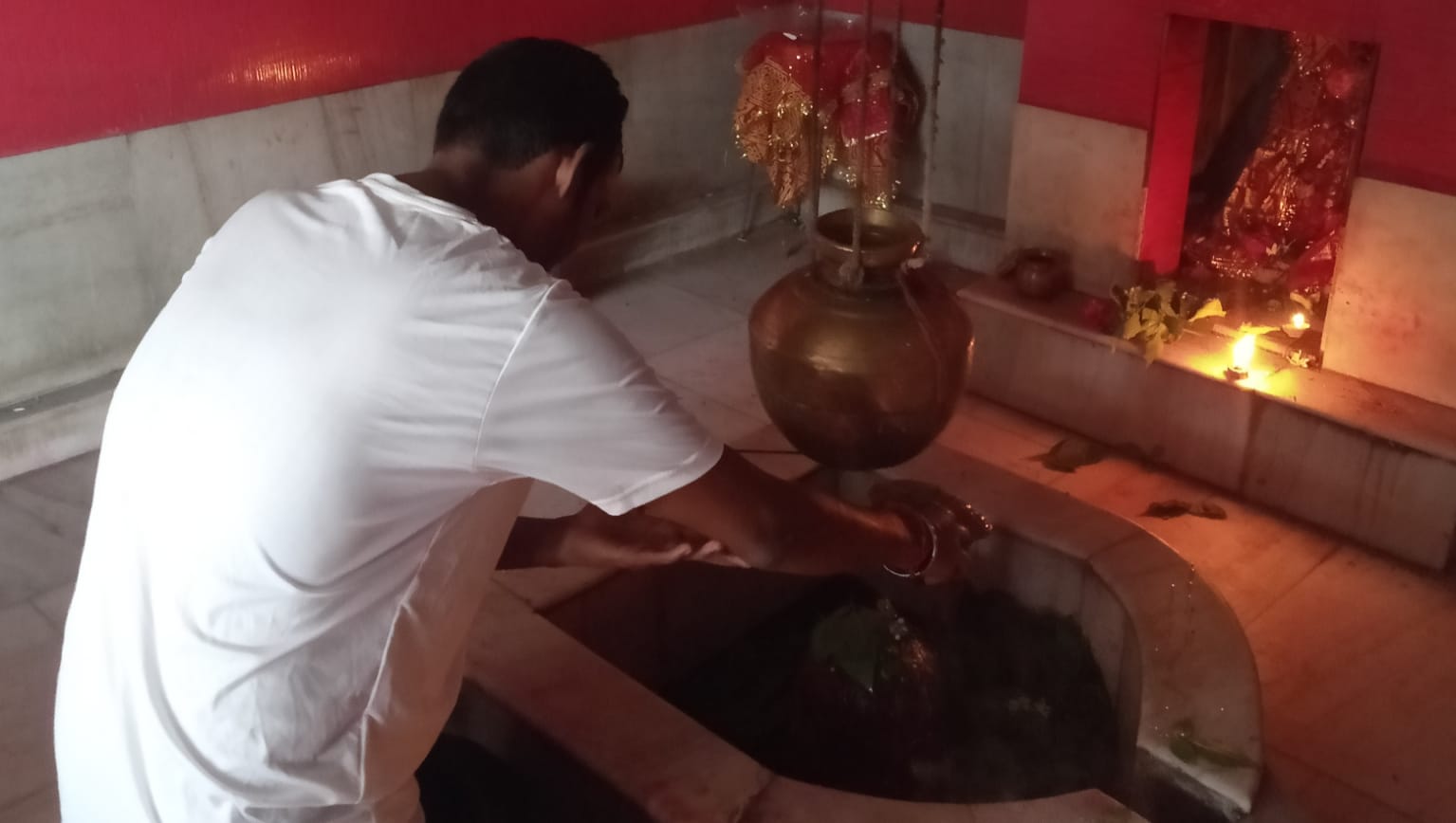 झारखण्डे महादेव धाम में शिवभक्तों ने किया बाबा का जलाभिषेक